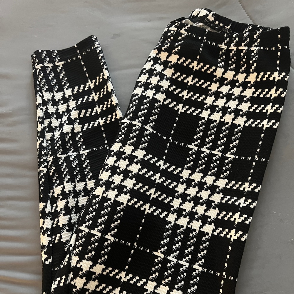 Black and white stretch leggings.
